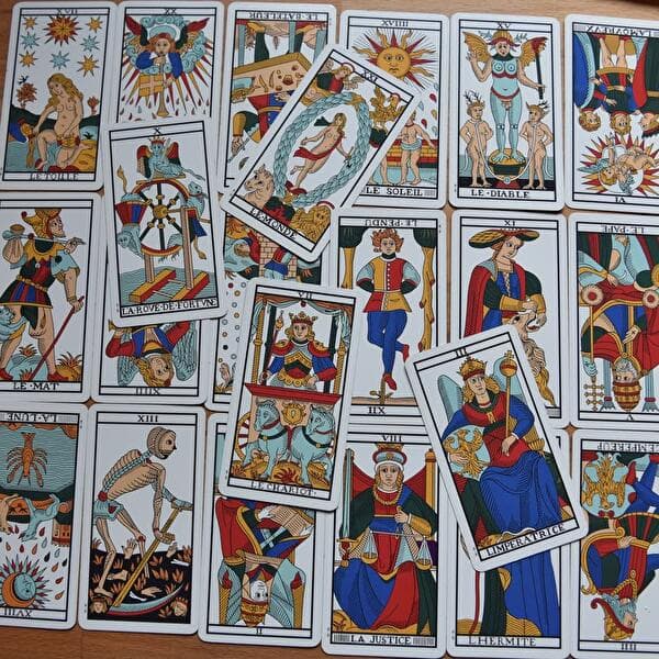 Séances individuelles de numérologie et lectures de tarot avec Frank Wiltgen