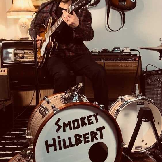 Smokey Hillbert en live
